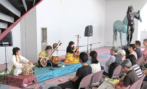 ミュージアムコンサート 平山郁夫展 インド古典音楽コンサート 秋田県立近代美術館 秋田県横手市赤坂字富ヶ沢62-46 秋田ふるさと村 内