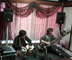 インド古典音楽 佐伯モリヤス 相場勝也 タブラ シタール 秋田 カトゥマンドゥ キッチン ナマステ ダルブカ