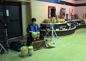 大太鼓の館『世界の太鼓ミュージアム』モロッコ太鼓トバイラ演奏 佐伯モリヤス 秋田県北秋田市綴子字大堤道下62-1