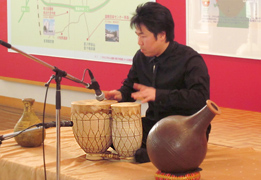 佐伯モリヤス 青森県教育庁文化財保護課 三内丸山遺跡 縄文時遊館 壺楽器ウドゥ特別演奏 陶製太鼓トバイラ