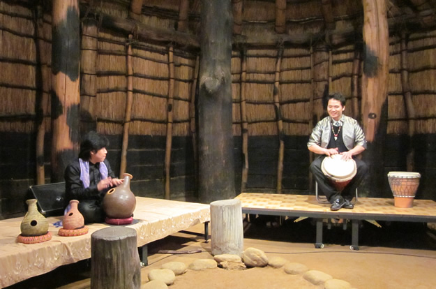 佐伯モリヤス 青森県教育庁文化財保護課 三内丸山遺跡 縄文秋まつり2011 ジャンベ 縄文太鼓 演奏家 茂呂剛伸 壺打楽器ウドゥ奏者 共演 青森市大字三内字丸山305