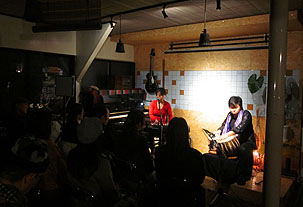 筒井柚紀子 ヴォーカル ピアノ弾き語り 佐伯モリヤス タブラ アジアン チックタグズ カフェ 秋田県北秋田市材木町6-41 旧鷹巣町