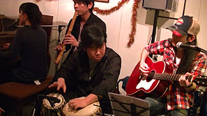 Yukiko Tsutsui Acoustic Live 筒井柚紀子 ヴォーカル ピアノ ウクレレ 眞田翔太 ギター 佐伯モリヤス タブラ 鈴木幻山 尺八 J's Cafe 秋田県秋田市楢山登町3-24