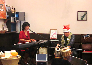 佐伯モリヤス タブラ クリスマスライブ 筒井柚紀子 ヴォーカル ピアノ弾き語り タブラ ワッフルカフェサイン 秋田県潟上市天王鶴沼台62-1